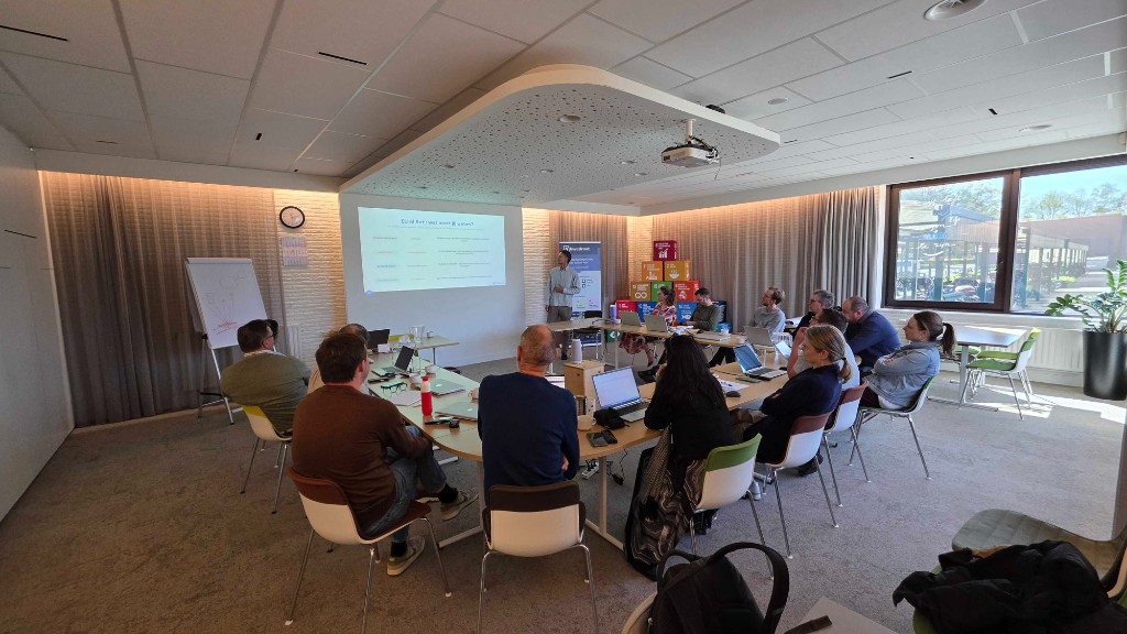 Workshop met deelnemers rond een vergadertafel